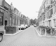 880873 Gezicht in de Haagstraat, ingericht als 'leefstraat', te Utrecht, ter hoogte van Haagstraat 52 (rechts) richting ...